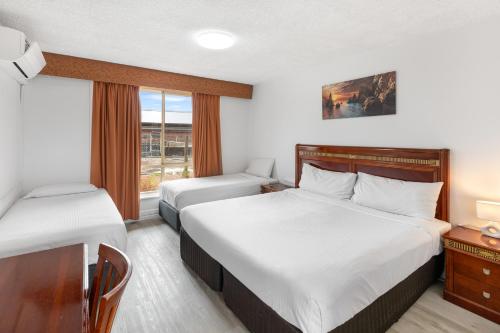 1 queen bed, 2 twin beds