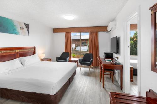 1 queen bed, 2 twin beds