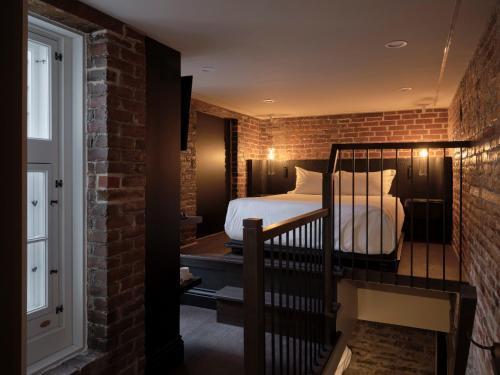 Standard Queen Room image 5