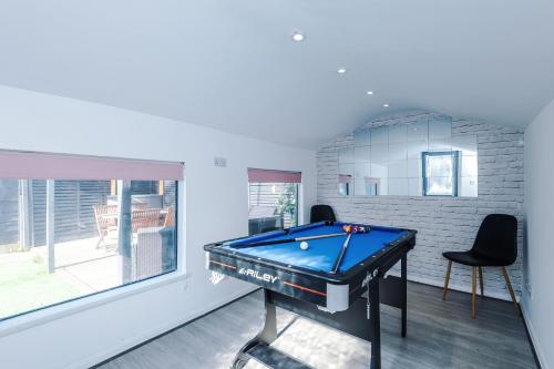 Stunning 3 Bedroom Home In Stretford, Game Room, Summer House, Smart TV, Driveway, Manchester (fotografie 4)