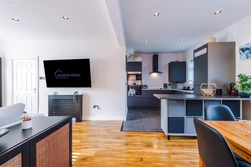 Stunning 3 Bedroom Home In Stretford, Game Room, Summer House, Smart TV, Driveway, Manchester (fotografie 3)