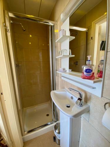 Small Double Room image 1