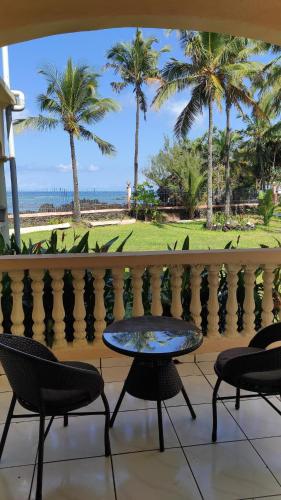 Balcony/terrace, Villa Maname, face a l'ocean in Moroni