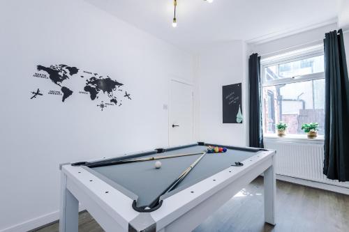 Incredible 4Bedroom Home In Salford, Game Room, Free Parking, Smart TV, Manchester