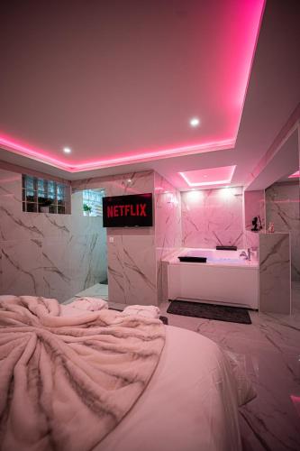 Beautiful Skyline Suite 30 minutes from Paris! in Понтуаз