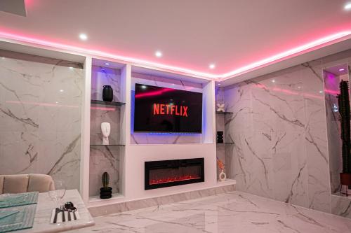 Beautiful Skyline Suite 30 minutes from Paris! in Понтуаз