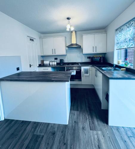 3 Bed House - Sleeps 8 - Pets - Parking - Wifi, Gateshead (fotografie 6)