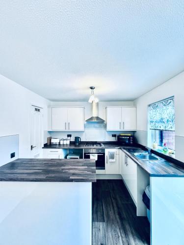 3 Bed House - Sleeps 8 - Pets - Parking - Wifi gîte à louer Travelodge Gateshead