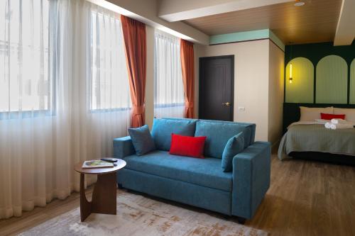 1 queen bed, 1 sofa bed