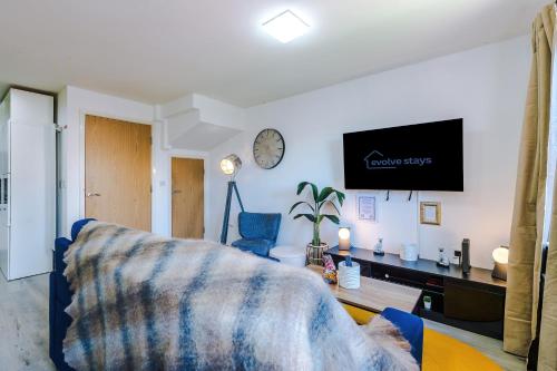 Huge 5 Bedroom Townhouse In Salford, Free Parking, Sleeps Up To 11 Guests