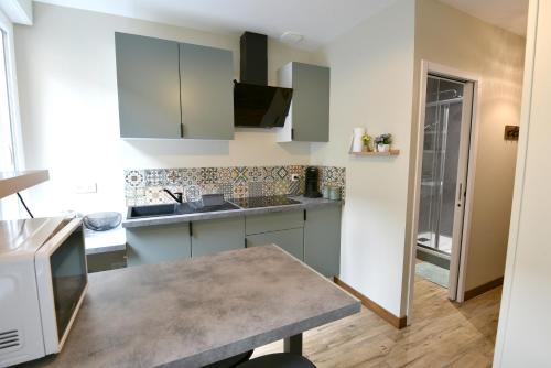Konyha, Jacuzzi I Terrasse privée I Calme I Coeur de ville (Le Bleu OMER - Jacuzzi & Netflix - Terrasse privee I Coeur de ville & Transports - Ideal FAMILLE - O) in Saint-Omer