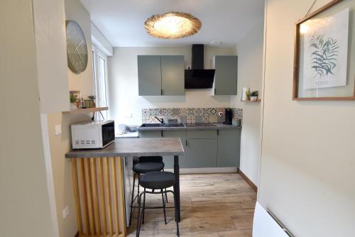 Konyha, Jacuzzi I Terrasse privée I Calme I Coeur de ville (Le Bleu OMER - Jacuzzi & Netflix - Terrasse privee I Coeur de ville & Transports - Ideal FAMILLE - O) in Saint-Omer