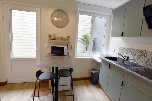 Konyha, Jacuzzi I Terrasse privée I Calme I Coeur de ville (Le Bleu OMER - Jacuzzi & Netflix - Terrasse privee I Coeur de ville & Transports - Ideal FAMILLE - O) in Saint-Omer