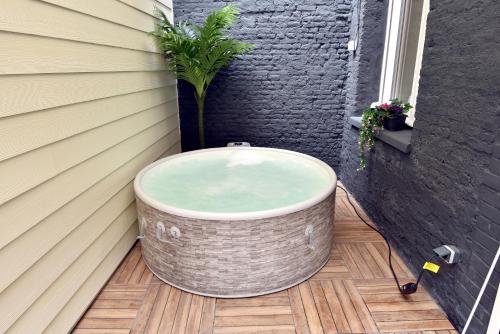Pezsgőfürdő, Jacuzzi I Terrasse privée I Calme I Coeur de ville (Le Bleu OMER - Jacuzzi & Netflix - Terrasse privee I Coeur de ville & Transports - Ideal FAMILLE - O) in Saint-Omer