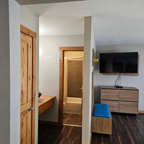 Days Inn and Suites by Wyndham Downtown Missoula-University - image 11