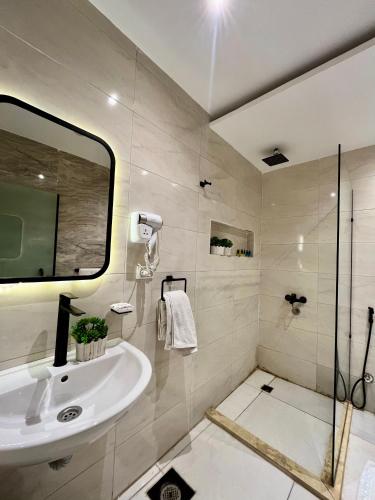 AURRA PYRAMIDS HOTEl