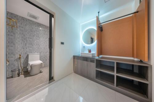 room detail thumbnail 2