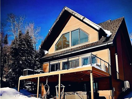 Forest Chalet with Hot Tub & Lake Views near Mont Saint-Sauveur in Ste-Marguerite Du Lac Masson (QC)