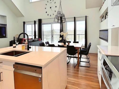 Forest Chalet with Hot Tub & Lake Views near Mont Saint-Sauveur in Ste-Marguerite Du Lac Masson (QC)