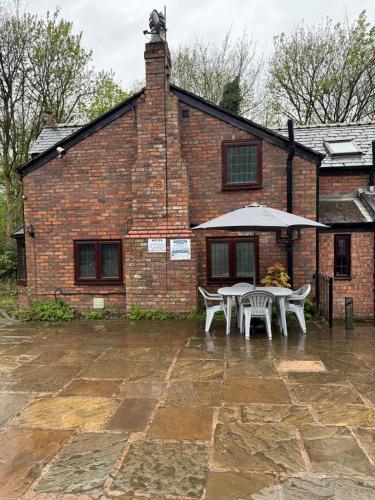 View, Rainsough Cottage Guest House - Shared Bathroom - Free Parking & WiFi in Salford