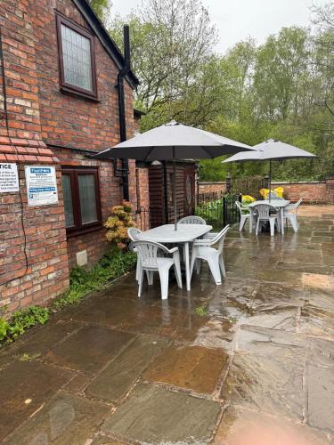 Rainsough Cottage Guest House - Shared Bathroom - Free Parking & WiFi Rainsough Cottage Guest House - Shared Bathroom - Free Parking & WiFi