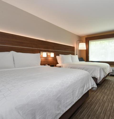 2 queen beds, 1 sofa bed