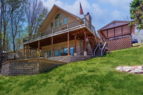 Outdoor Spa + Dock! Scenic Norris Lake Retreat in แครีวิลล์