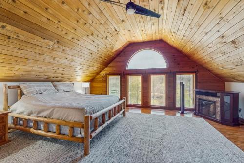 Outdoor Spa + Dock! Scenic Norris Lake Retreat in แครีวิลล์