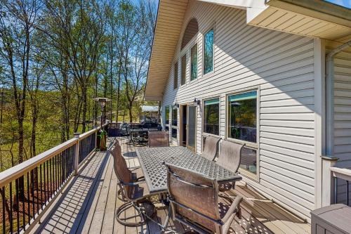 Outdoor Spa + Dock! Scenic Norris Lake Retreat in แครีวิลล์