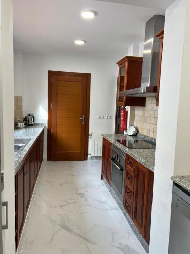 Modern 3 Bedroom Villa with Pool & Garden, Ideal for Families in โล เมดิโก