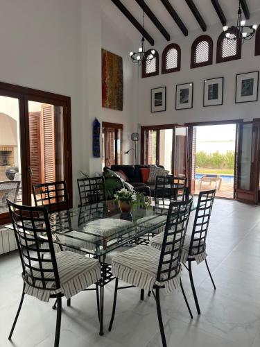 Modern 3 Bedroom Villa with Pool & Garden, Ideal for Families in โล เมดิโก