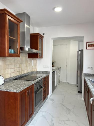 Modern 3 Bedroom Villa with Pool & Garden, Ideal for Families in โล เมดิโก