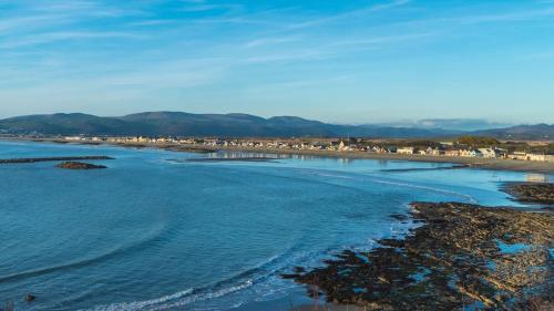 Coastal Bliss Charming Cottage near Borth beach in Brynowen
