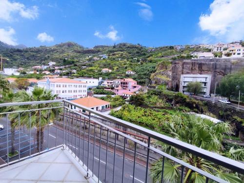 Coastal Comfort at Riverside - 4 Min to Airport! 5