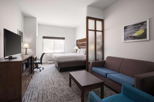 King Suite with Sofa Bed and Roll-In Shower - Disability Access