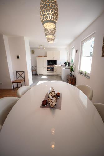Wohlfühloase - Moderne Ferienwohnung mit großem eingezäuntem Garten in Alleinlage an Feld & Wald, Natur pur trifft auf Komfort, Wellness und gute Erholung in Alpen, Deutschland
