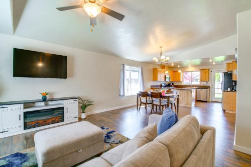 3 Mi to Riverside Park Grants Pass Getaway! 3 Mi to Riverside Park Grants Pass Getaway!