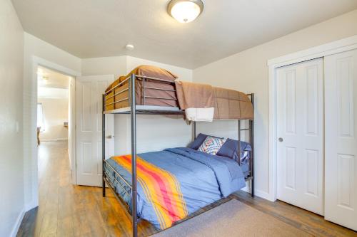 3 Mi to Riverside Park Grants Pass Getaway! 3 Mi to Riverside Park Grants Pass Getaway!