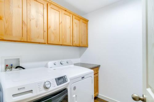 3 Mi to Riverside Park Grants Pass Getaway! 3 Mi to Riverside Park Grants Pass Getaway!