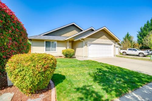 3 Mi to Riverside Park Grants Pass Getaway! 3 Mi to Riverside Park Grants Pass Getaway!