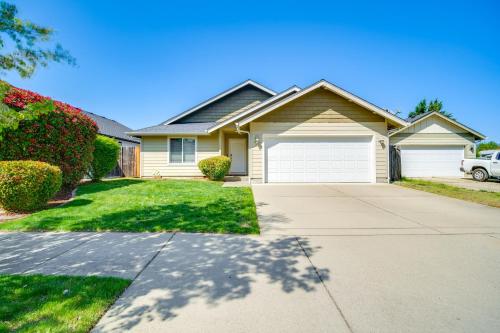 3 Mi to Riverside Park Grants Pass Getaway! 3 Mi to Riverside Park Grants Pass Getaway!