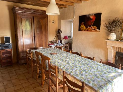 FERME FAMILIALE DANS UN VILLAGE BOURGUIGNON 12 pl 3 nuits minimum in 塞納河畔艾塞
