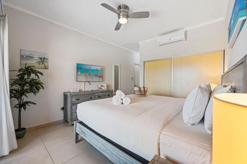 2BR Apt with Private Pool BBQ & 3 Min to Arashi Beach - image 2