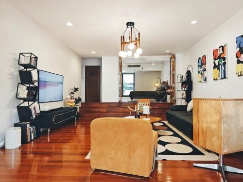 4BR Modern Art Villa with Free Wi-Fi Netflix Vinyl, Bangkok (photo 3)