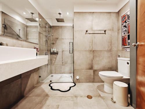 4BR Modern Art Villa with Free Wi-Fi Netflix Vinyl, Bangkok (photo 6)