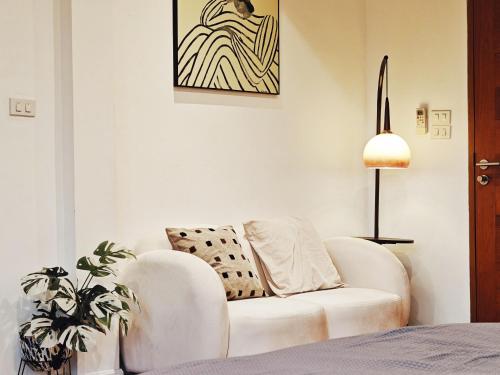 4BR Modern Art Villa with Free Wi-Fi Netflix Vinyl, Bangkok (photo 8)