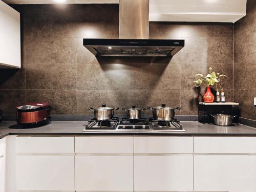 4BR Modern Art Villa with Free Wi-Fi Netflix Vinyl, Bangkok (photo 10)