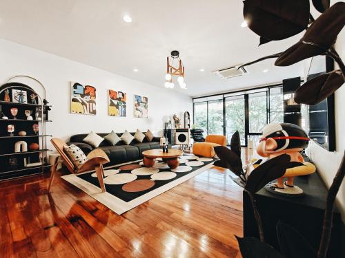 4BR Modern Art Villa with Free Wi-Fi Netflix Vinyl, Bangkok (photo 2)