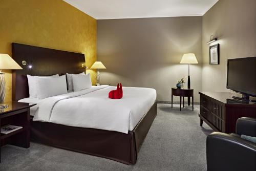 Premium King Room image 5