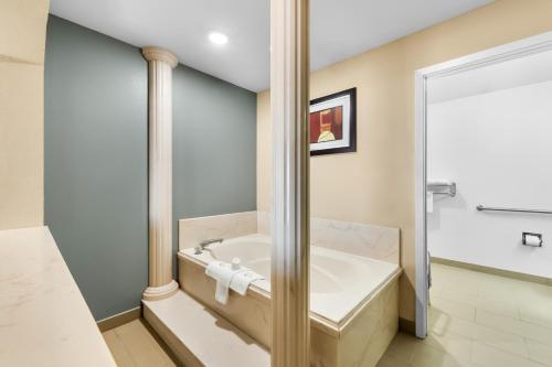 Quality Inn Marshall - image 9